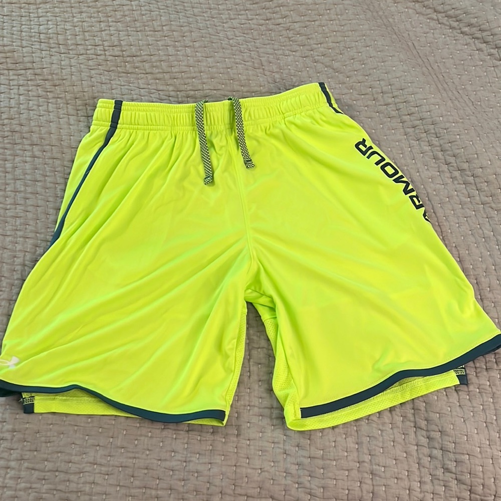 NWOT Under Armour boys shorts sz XL